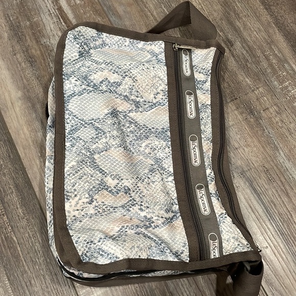 LeSportsac Deluxe Everyday Bag and matching pouch - Picture 4 of 7